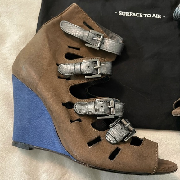 Unique Surface to Air buckle wedge sandals - Picture 4 of 14